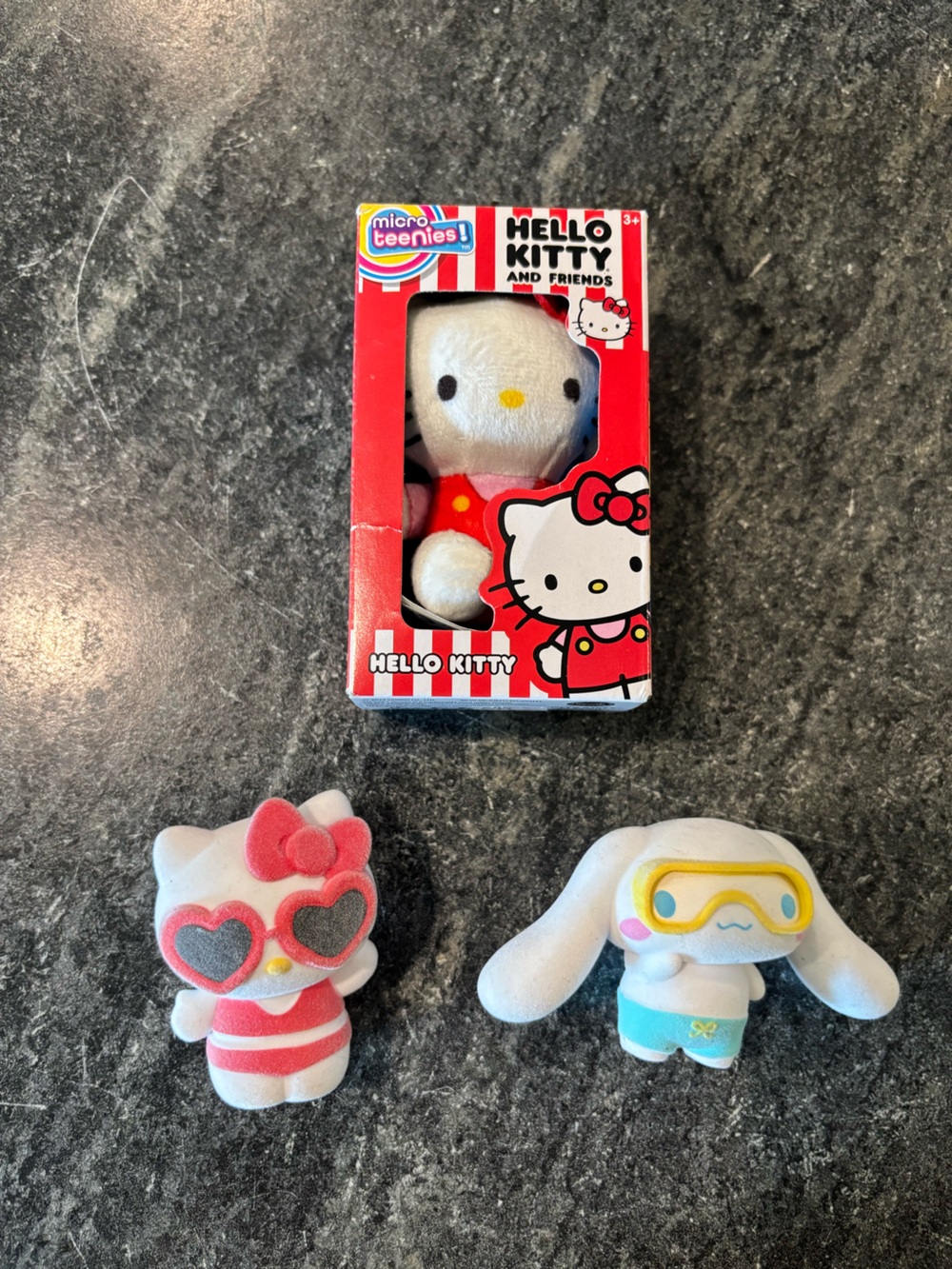 Hello kitty figures micro teenies, flocked hello kitty and cinnamon roll beach